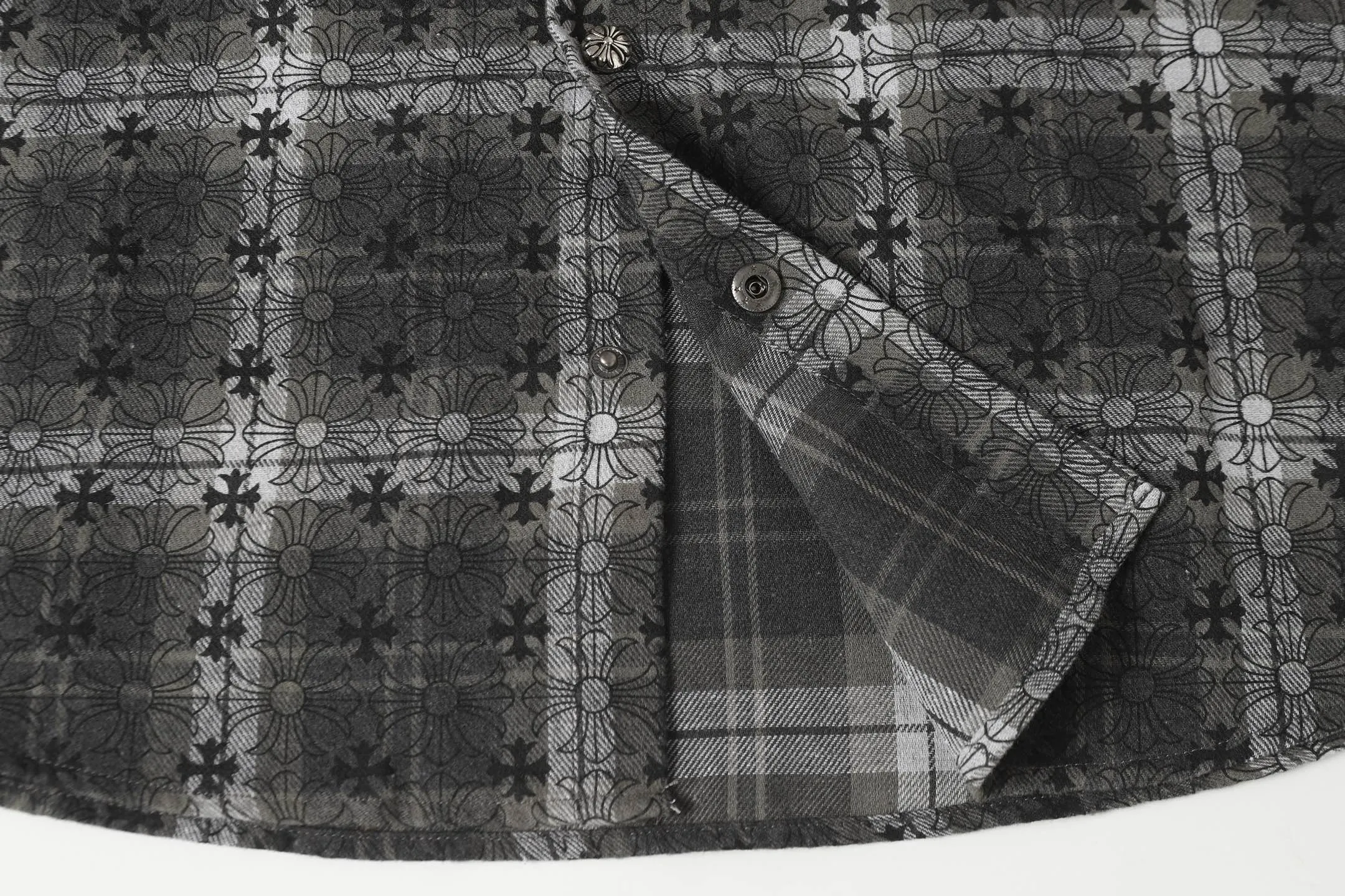 P260 Cross-border model, please do not place an order if you are pursuing quality - Chrome Hearts/Chrome Hearts dark pattern plaid shirt long-sleeved Polo - High weight, high density and high quality. The wool is soft, delicate and skin-friendly. Soft and silky to the touch. Excellent warmth and skin-friendly properties. - Customized weaving and dyeing. No color difference. No matter the fabric or workmanship details, it is better than the ordinary version on the market. - Hardware and zipper accessories are all customized. Full of details -Colour: black -Size: S M L XL